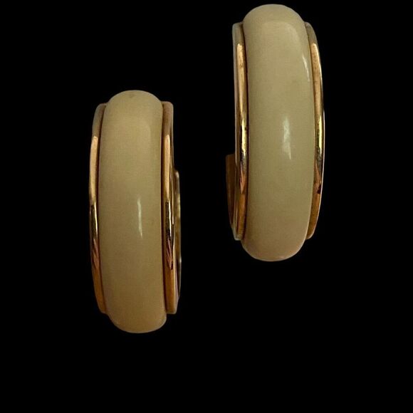 Vintage 1977 Avon Clip Hoop Earrings Ivory with Gold Tone with Box NEW - Picture 2 of 4